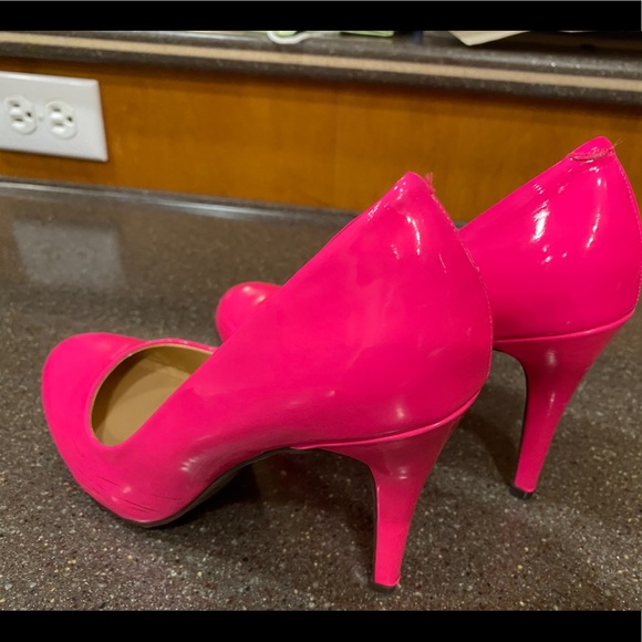 $10.00 
DIBA faux patent leather pump heels - Picture 2 of 4